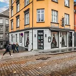New Couples In The Heart Of Apartment